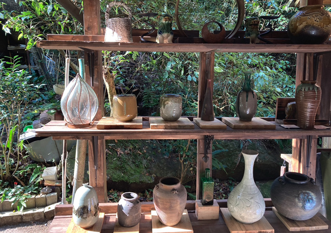 陶器陳列棚の写真