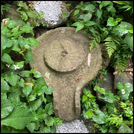 山の石のイメージ写真