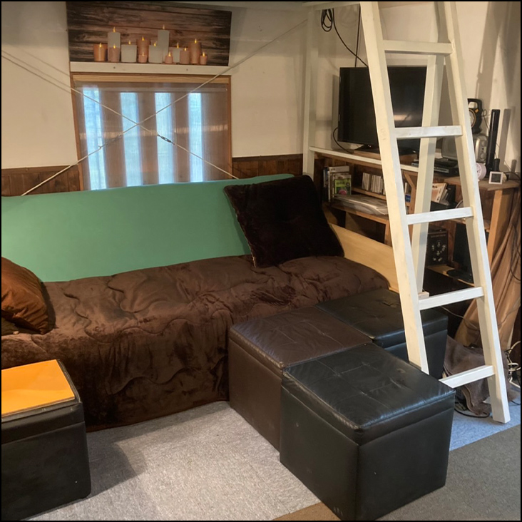 室内の写真右にハシゴがある